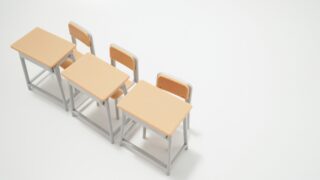 3つ並んだ机と椅子の模型