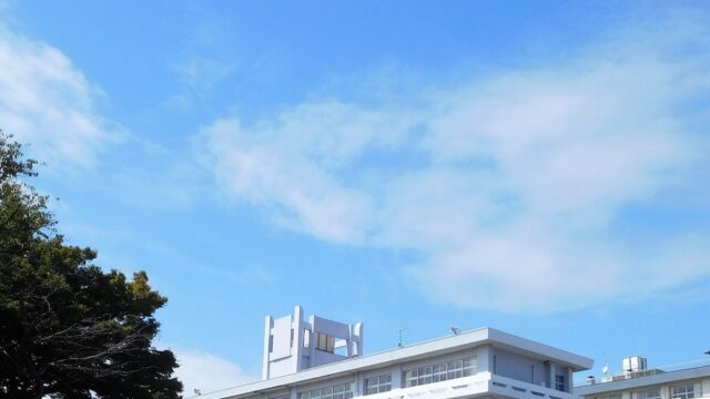 青い空と学校の校舎