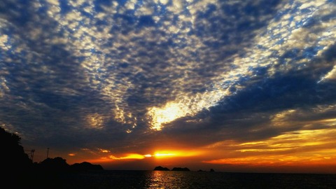 晩秋の湯浅、夕日とひつじ雲