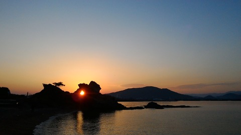 和歌浦、蓬莱岩から昇る朝陽 栄隆則